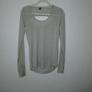Onzie athletic top with keyhole on tbe back